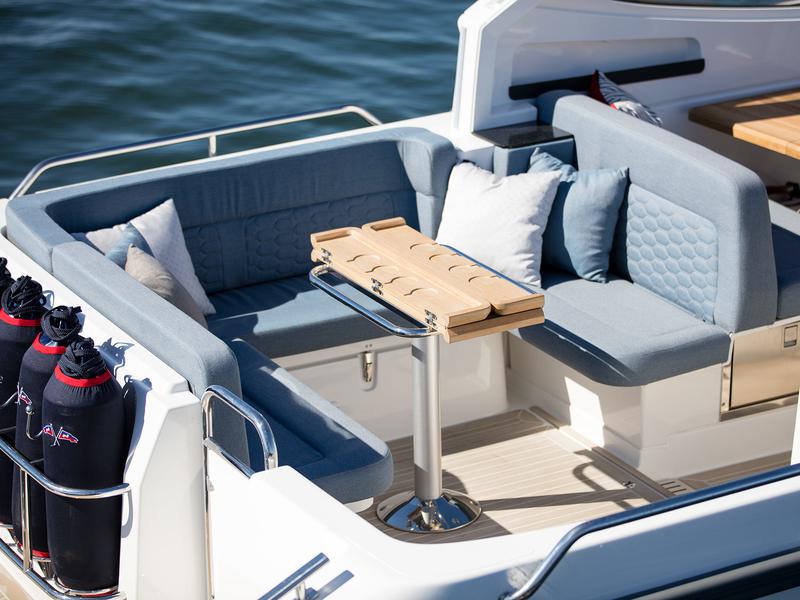 Book yachts online - motorboat - Nimbus 305 Drophead - NN - rent