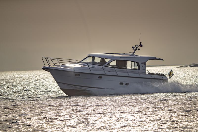 Book yachts online - motorboat - Nimbus 405 Coupe - Unisono - rent