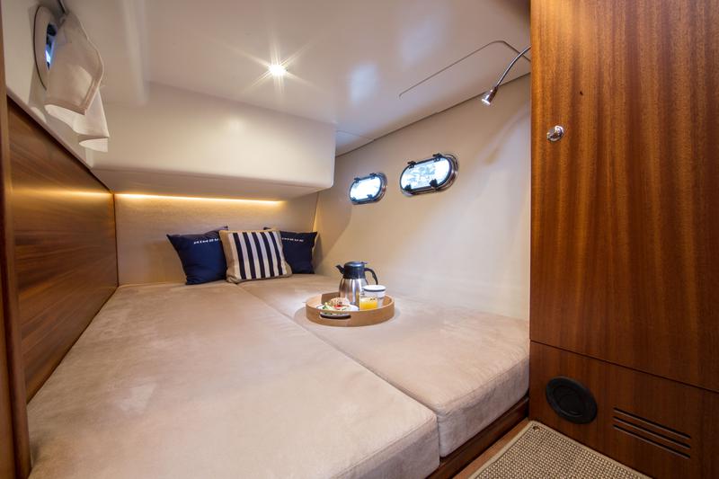 Book yachts online - motorboat - Nimbus 405 Coupe - Unisono - rent
