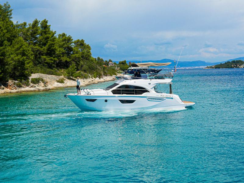 Book yachts online - motorboat - Sessa Fly 42 - Jupika II - rent