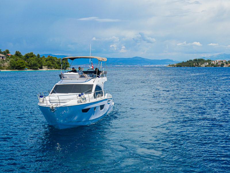 Book yachts online - motorboat - Sessa Fly 42 - Jupika II - rent