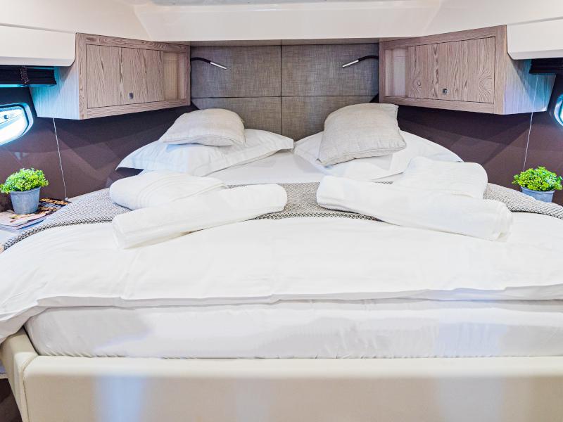 Book yachts online - motorboat - Sessa Fly 42 - Jupika II - rent