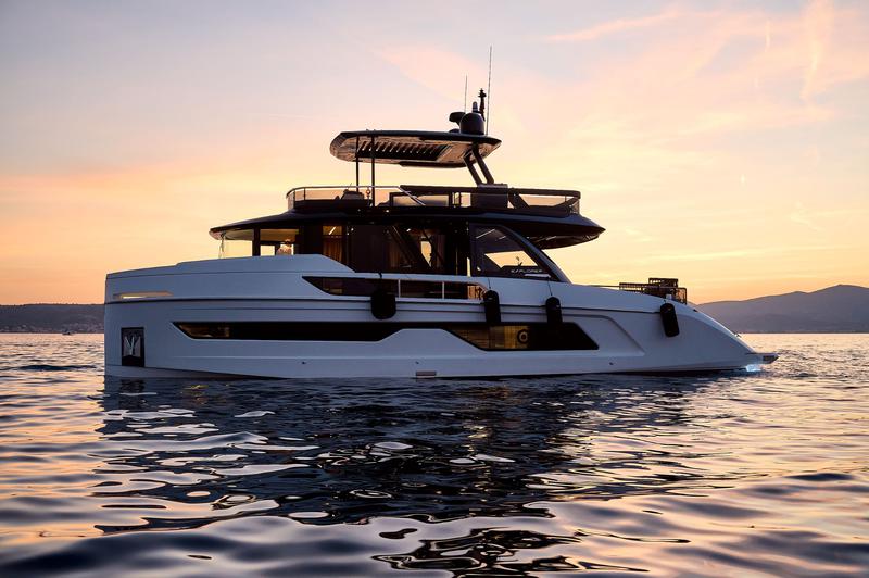 Book yachts online - motorboat - Explorer 62 Fly - Blue Moon - rent