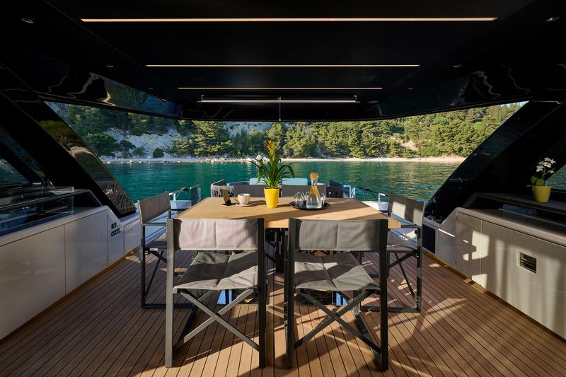 Book yachts online - motorboat - Explorer 62 Fly - Blue Moon - rent