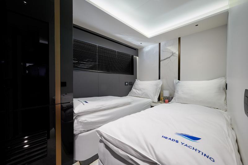 Book yachts online - motorboat - Explorer 62 Fly - Blue Moon - rent