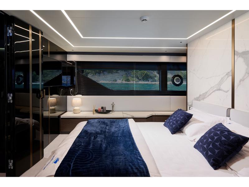 Book yachts online - motorboat - Explorer 62 Fly - Blue Moon - rent