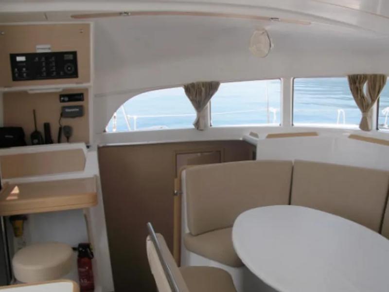 Book yachts online - catamaran - Lagoon 380 S2 - Discovery - rent