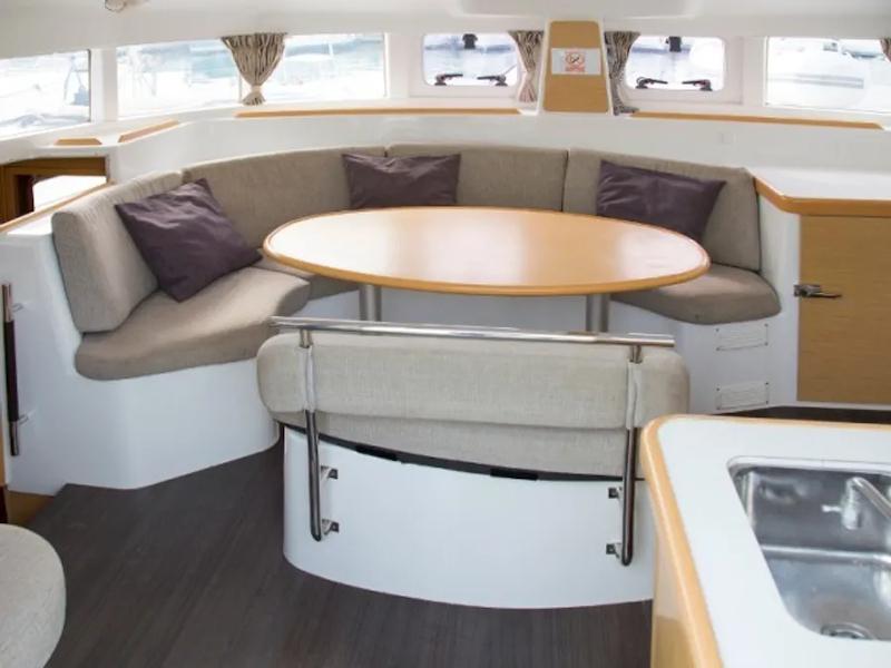 Book yachts online - catamaran - Lagoon 380 S2 - Voyager - rent