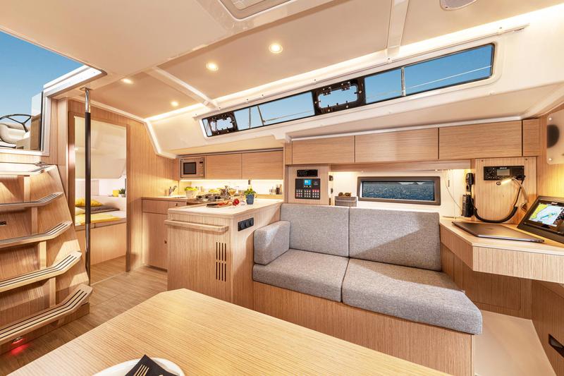 Book yachts online - sailboat - Bavaria C38 - ARINNA - rent