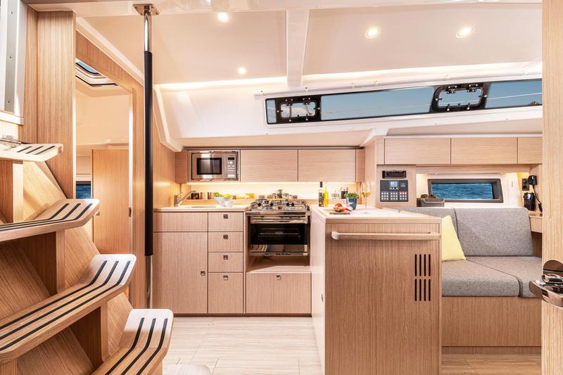 Book yachts online - sailboat - Bavaria C38 - ARINNA - rent