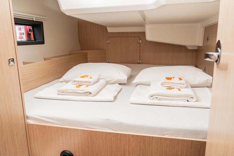 Book yachts online - sailboat - Bavaria C42 - ARUNA - rent