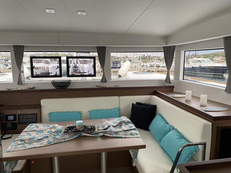Book yachts online - catamaran - Lagoon 40 - L-40 Cat - rent