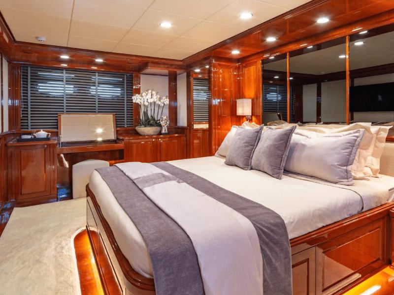 Book yachts online - motorboat - Posillipo Technema 95S - Divine - rent
