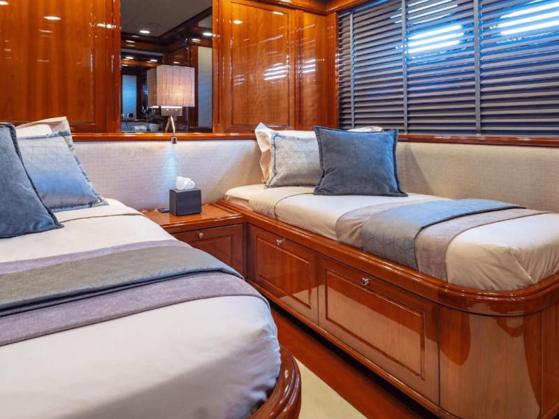 Book yachts online - motorboat - Posillipo Technema 95S - Divine - rent