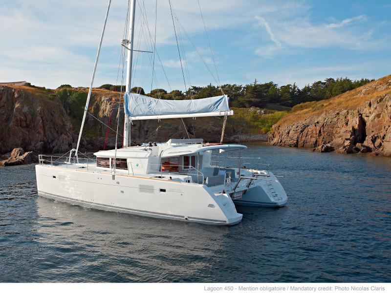 Book yachts online - catamaran - Lagoon 450  Flybridge - FO'S (generator, air condition,water maker, 2 SUP free of charge)  - rent