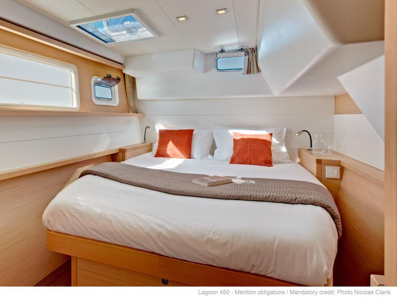 Book yachts online - catamaran - Lagoon 450  Flybridge - FO'S (generator, air condition,water maker, 2 SUP free of charge)  - rent