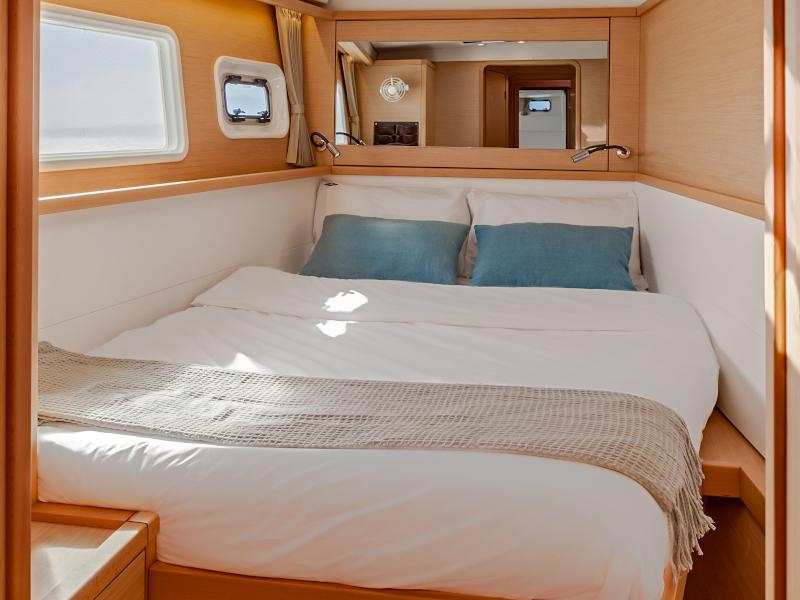 Book yachts online - catamaran - Lagoon 450  Flybridge - ZACAPA (generator, air condition, water maker, 2 SUP free of charge) - rent