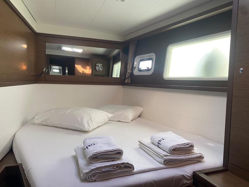 Book yachts online - catamaran - Lagoon 450  Flybridge - ZACAPA (generator, air condition, water maker, 2 SUP free of charge) - rent