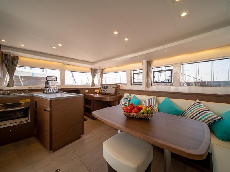 Book yachts online - catamaran - Lagoon 450  Flybridge - ANNIE (generator, air condition, water maker, 2 SUP free of charge) - rent
