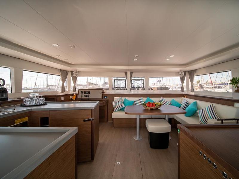 Book yachts online - catamaran - Lagoon 450  Flybridge - ANNIE (generator, air condition, water maker, 2 SUP free of charge) - rent