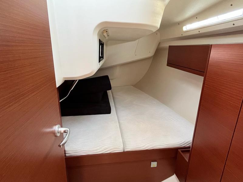 Book yachts online - sailboat - Hanse 418 - EUGENE (generator, watermaker, teak cockpit, gas BBQ) - rent