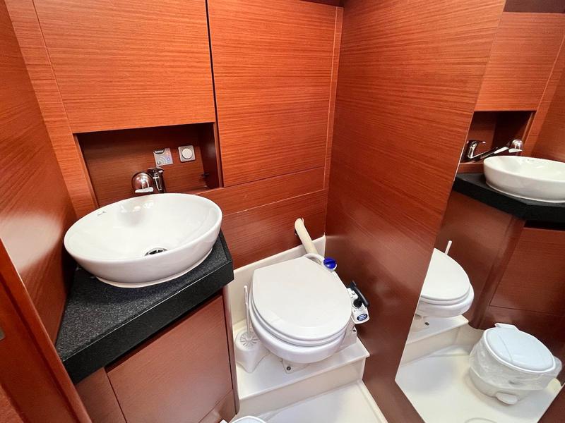 Book yachts online - sailboat - Hanse 418 - EUGENE (generator, watermaker, teak cockpit, gas BBQ) - rent