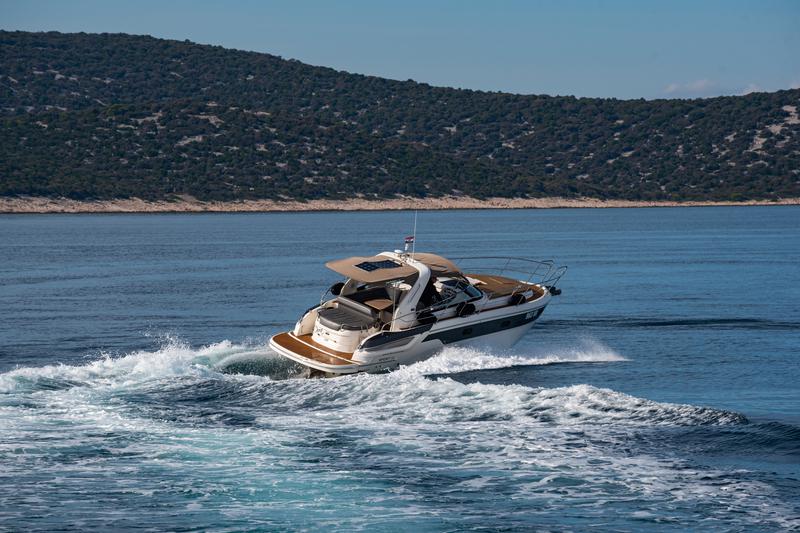 Book yachts online - motorboat - Bavaria 32 Sport - Dora - rent