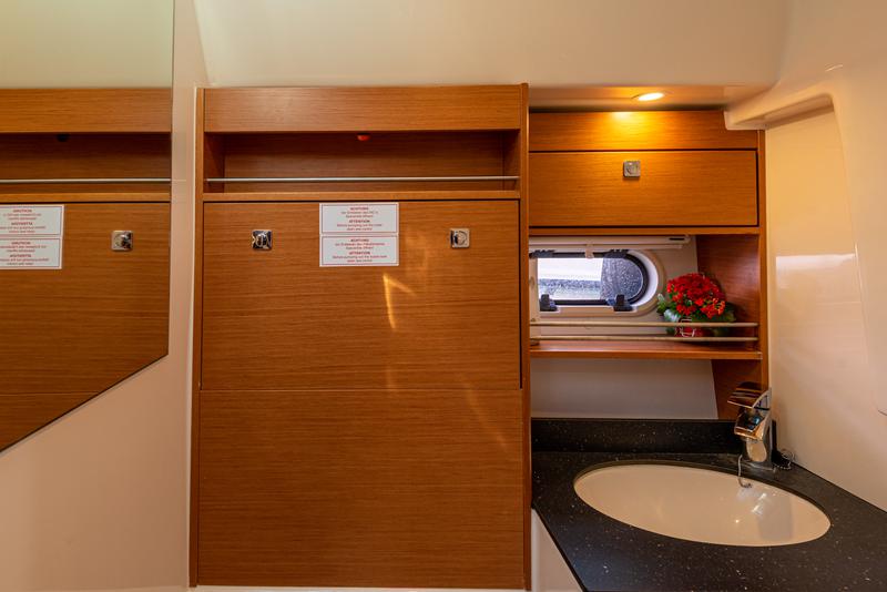 Book yachts online - motorboat - Bavaria 32 Sport - Dora - rent