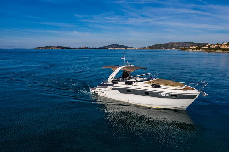 Book yachts online - motorboat - Bavaria 32 Sport - Dora - rent