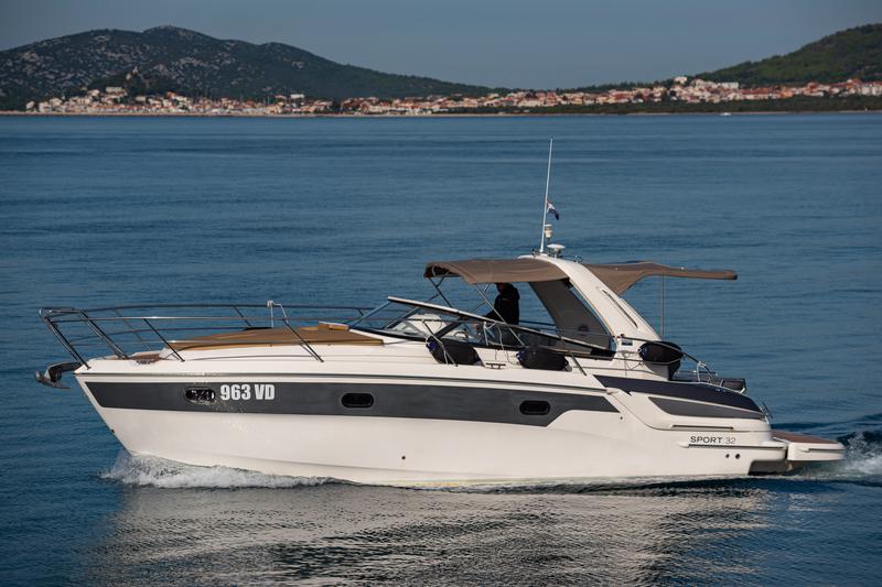 Book yachts online - motorboat - Bavaria 32 Sport - Dora - rent