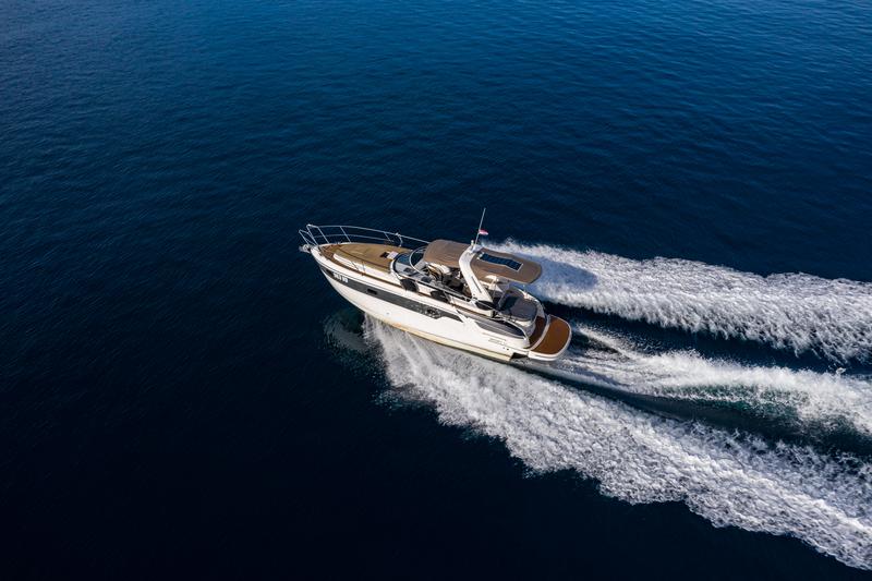 Book yachts online - motorboat - Bavaria 32 Sport - Dora - rent
