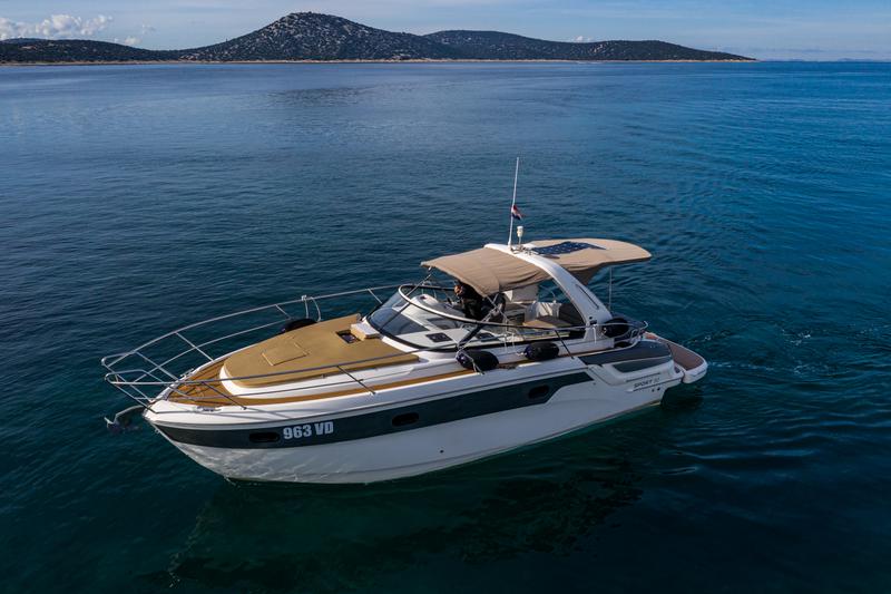 Book yachts online - motorboat - Bavaria 32 Sport - Dora - rent