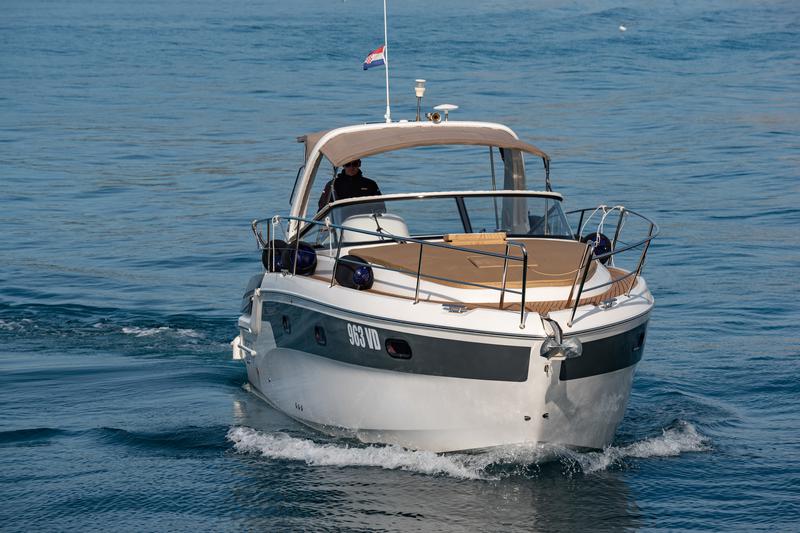 Book yachts online - motorboat - Bavaria 32 Sport - Dora - rent