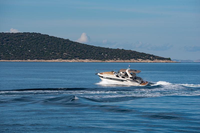 Book yachts online - motorboat - Bavaria 32 Sport - Dora - rent
