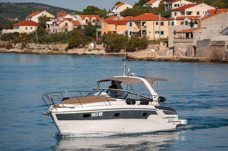 Book yachts online - motorboat - Bavaria 32 Sport - Dora - rent
