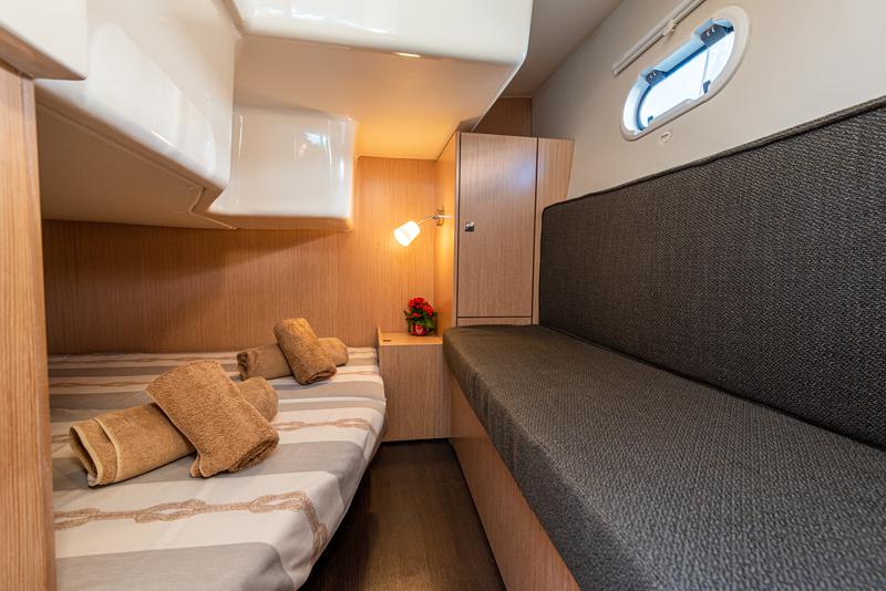 Book yachts online - motorboat - Bavaria 29 Sport - Rina - rent