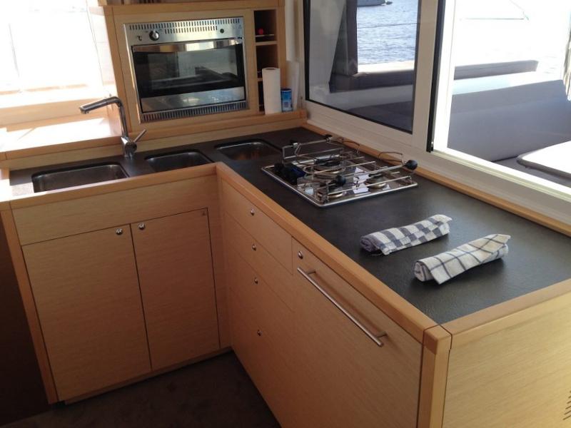 Book yachts online - catamaran - Lagoon 400 S2 - Esmeralda - rent