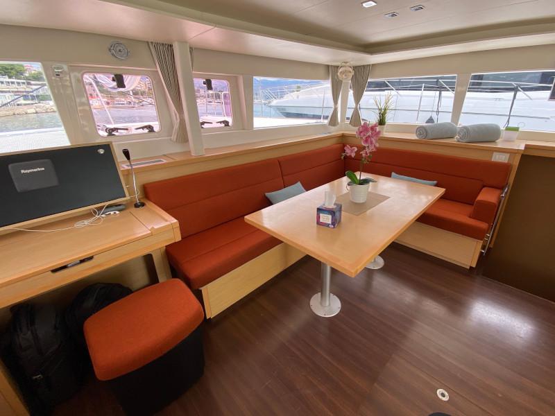 Book yachts online - catamaran - Lagoon 450  Flybridge - Marla - rent