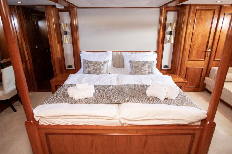 Book yachts online - motorboat - Motoryacht - Sea Breeze II - rent