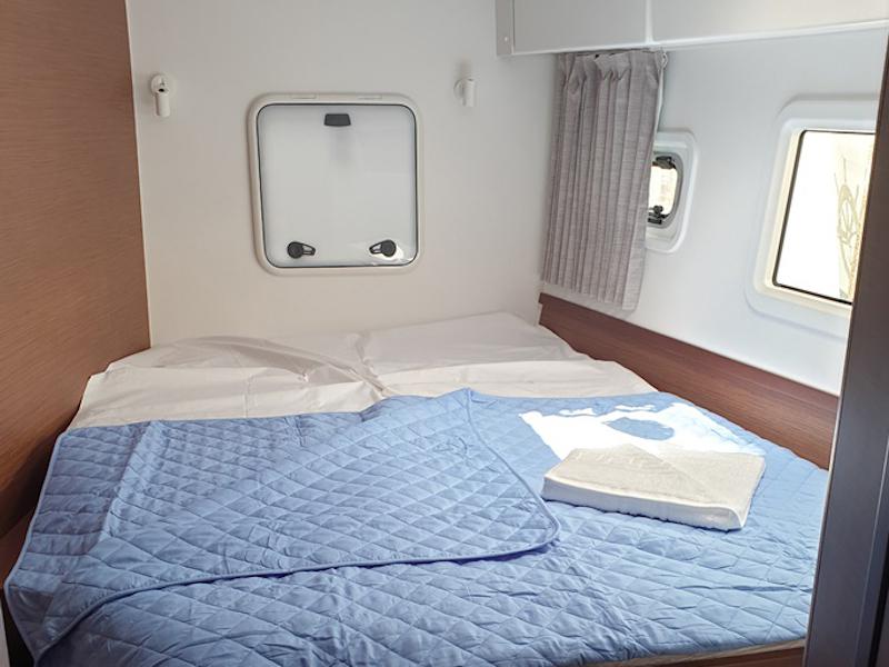 Book yachts online - catamaran - Lagoon 42 - Aria - rent