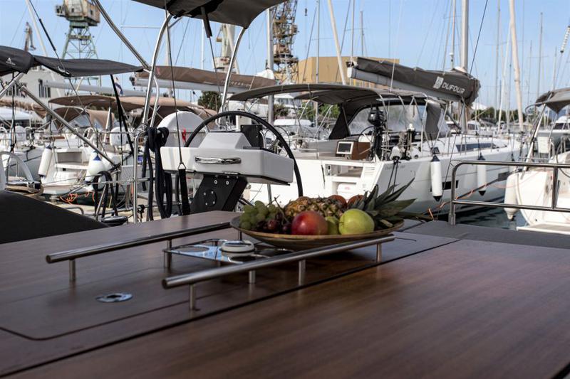 Book yachts online - sailboat - Dufour 530 - ANNA III - rent