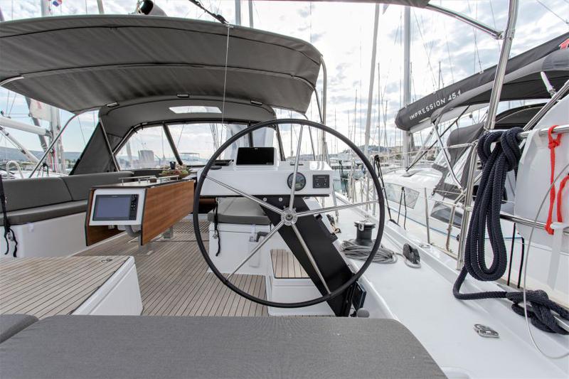 Book yachts online - sailboat - Dufour 530 - ASTRID - rent