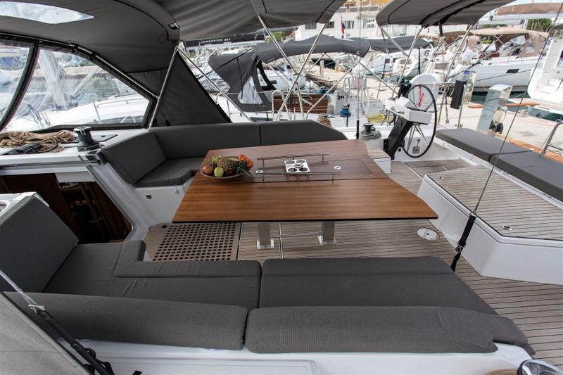 Book yachts online - sailboat - Dufour 530 - ASTRID - rent