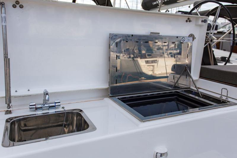 Book yachts online - sailboat - Dufour 530 - ASTRID - rent
