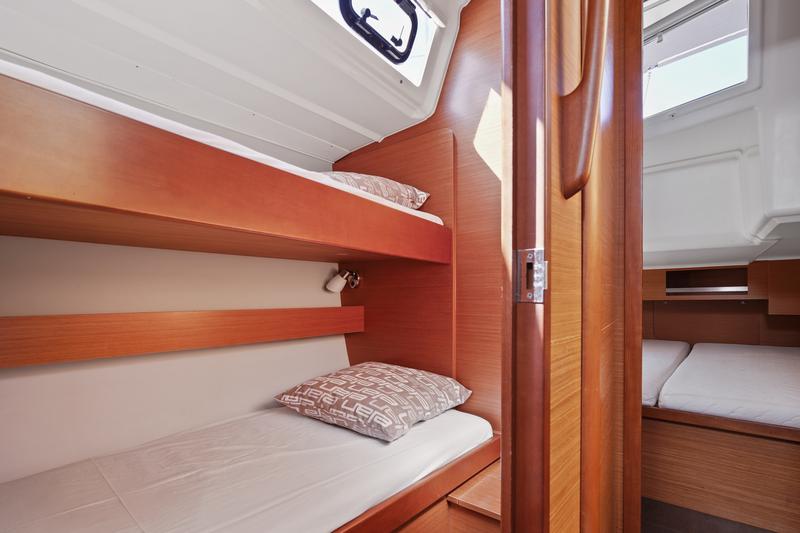 Book yachts online - sailboat - Dufour 430 - Levan - rent
