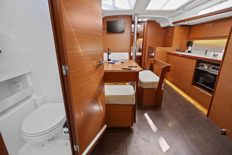 Book yachts online - sailboat - Dufour 430 - Levan - rent