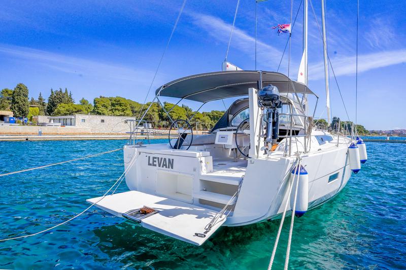 Book yachts online - sailboat - Dufour 430 - Levan - rent