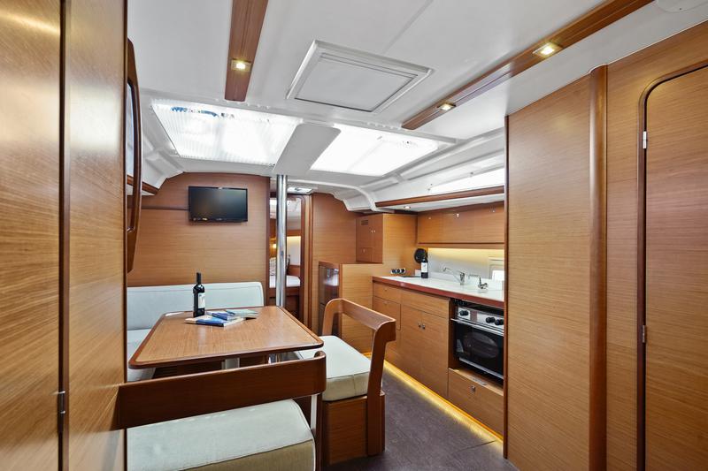 Book yachts online - sailboat - Dufour 430 - Levan - rent