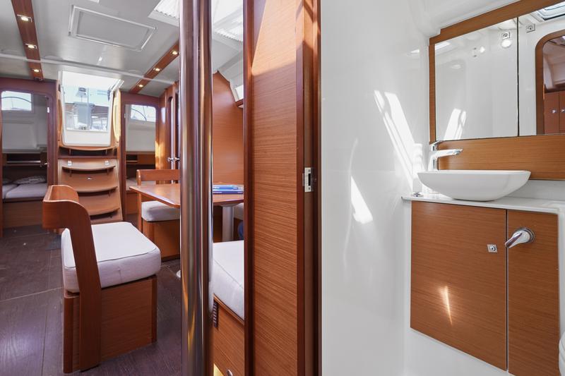Book yachts online - sailboat - Dufour 430 - Levan - rent