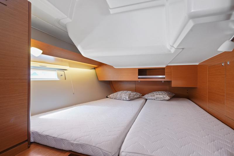 Book yachts online - sailboat - Dufour 430 - Levan - rent